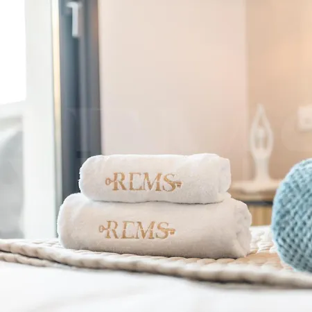 Coastside With Balcony And Parking By Rems *