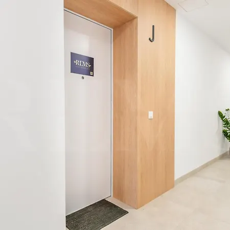 Coastside With Balcony And Parking By Rems