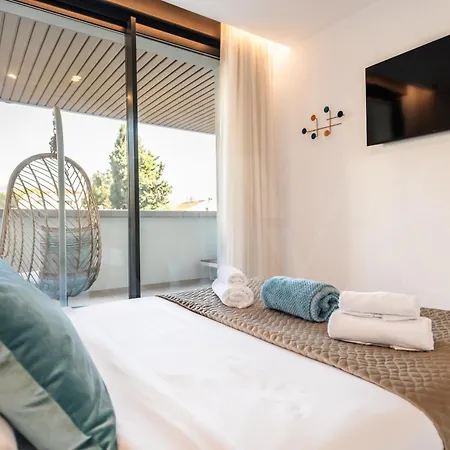 Coastside With Balcony And Parking By Rems